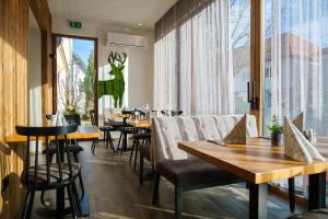 Neukirchen am WaldeBerghamer's Gasthof Hotel的餐厅设有桌椅和大窗户。