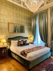 维罗纳Palazzo Monga Boutique Guesthouse的一间卧室配有一张床和一个吊灯