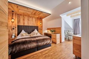 里登堡Landhotel Schneider的一间卧室设有一张大床和木墙