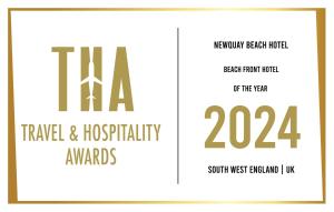 纽基OYO Newquay Beach Hotel的两张印制海报,上面写有"旅行"和"招待奖"