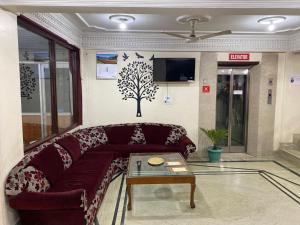 斯利那加Hotel City Plaza, Srinagar的客厅配有沙发和桌子