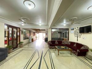 斯利那加Hotel City Plaza, Srinagar的客厅配有沙发和桌子