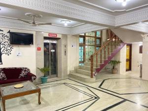 斯利那加Hotel City Plaza, Srinagar的带沙发和楼梯的客厅