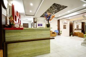 新德里Hotel Claytone Near Delhi Airport的医院的大厅,有接待台