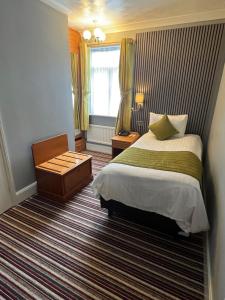 剑桥索伦托酒店&餐厅的酒店客房设有床和窗户。