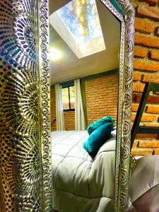 小米内拉尔Cabaña Hermosa Bosque Fraccionamiento Privado的卧室配有秋千床和窗户。