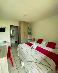 奥林达普萨达波巴酒店的酒店客房设有两张床和一张桌子。