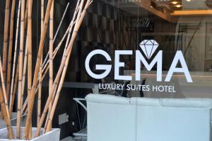 蒙得维的亚格玛奢华套房酒店的带有gma豪华套房酒店标志的商店窗口