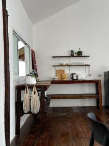 高兰The Sol on the sea - Koh Lanta的一间带木桌和窗户的用餐室