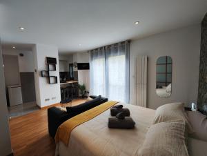 巴约讷Apartamento al lado de la playa的一间卧室配有一张大床和一张沙发