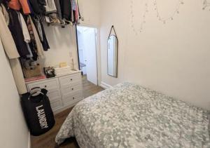 1 Bedroom Apartment East Village Union Square客房内的一张或多张床位