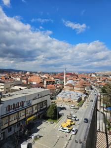 普里兹伦Skyland Apartment Prizren的享有街道和建筑的城市美景