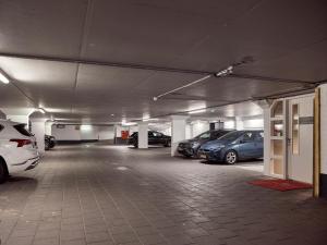 登博斯Good Seasons City Centre Hotel Den Bosch的车库内有几辆车