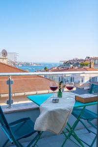 伊斯坦布尔Wind Suit的阳台上的桌子和两杯葡萄酒