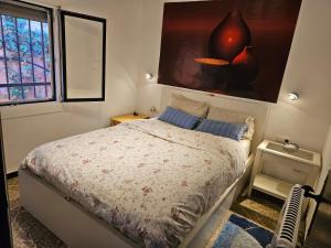 帕尔斯Montagne vue panoramique sur mer的卧室配有一张床,墙上挂有绘画作品