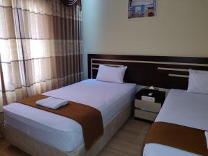 BongomeonH. V Hotel Bandara Gorontalo的两间带两张床的酒店客房