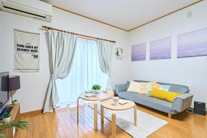 东京Comfy Home Koiwa的客厅配有沙发和桌子