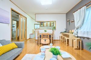 东京Comfy Home Koiwa的客厅配有沙发和桌子