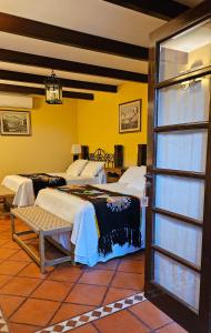 卡法亚特比库尼亚葡萄酒别墅精品酒店的一间设有两张床的房间和一扇门