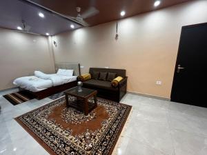 瓦拉纳西Preeti's Nest的客房设有床、沙发和桌子。