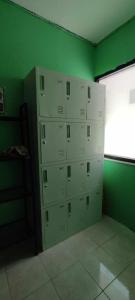查汶DK1Hostel的一间拥有绿色墙壁和白色盒子的房间