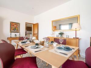 圣马克西姆Villa Cacharel - MAX230 by Interhome的一间带桌椅和镜子的用餐室