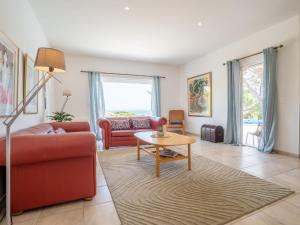 圣马克西姆Villa Cacharel - MAX230 by Interhome的客厅配有红色的沙发和桌子
