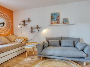 拉卡诺奥肯Apartment Village Cheval Spa Résidences-1 by Interhome的客厅配有沙发和桌子