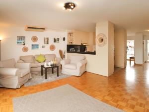 布夫雷Apartment Vasco de Gama B11-R by Interhome的客厅配有2张白色沙发和1张桌子