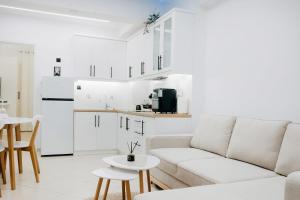 帕特雷White&Wood的带沙发的白色客厅和厨房