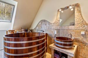 哥根巴赫Ferienhof Männle的一间带木制浴缸和镜子的浴室