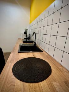 克卢日-纳波卡ALTiDude的厨房配有水槽和柜台上的地毯