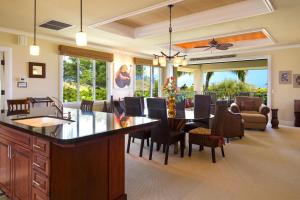 哈普那海滩Wai'ula'ula D201的客厅设有厨房和饭厅
