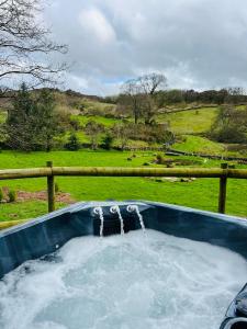 Upper HulmeLavender Retreat with Private Hot Tub的热水池