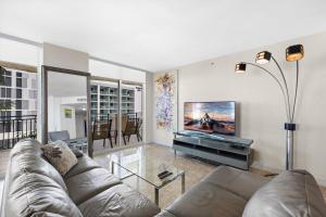 迈阿密海滩King David Dream Home的带沙发和平面电视的客厅