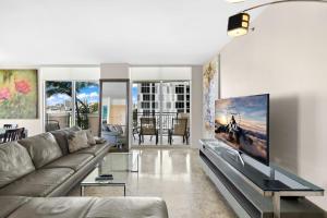 迈阿密海滩King David Dream Home的带沙发和大屏幕电视的客厅