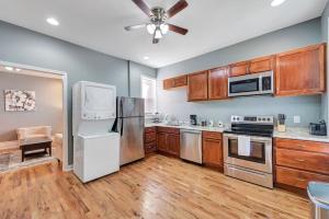 Central St Louis apartment 1W的厨房或小厨房