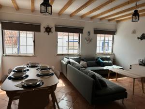 科武港Porto Covo / Costa Alentejana的客厅配有沙发和桌子