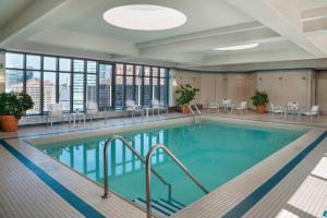 多伦多多伦多伊顿中心万豪酒店的大楼内带桌椅的游泳池