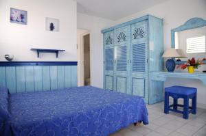 勒穆莱Résidence Tropicale的一间卧室配有蓝色的床和蓝色的橱柜