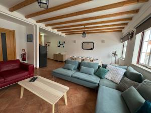 科武港Porto Covo / Costa Alentejana的客厅配有沙发和桌子