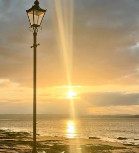 奈恩伊维纳涅酒店的海滩上的街灯和日落