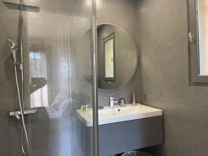 瓦洛里Carolienne的带淋浴、盥洗盆和镜子的浴室