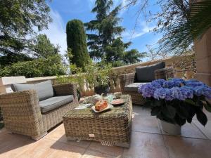 瓦洛里Carolienne的庭院设有藤椅、桌子和鲜花