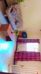 亚的斯亚贝巴Moji pension的客房设有两张双层床和一扇窗户。