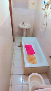 亚的斯亚贝巴Moji pension的带浴缸、盥洗盆和卫生间的浴室
