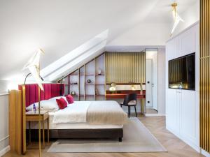 克拉科夫Hotel Golden Queen的一间卧室配有一张床、一张书桌和一台电视
