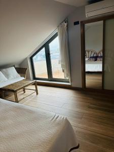 拉林Hotel Spa Norat Torre Do Deza 4* Superior的一间卧室配有一张床、一张桌子和一个窗户。