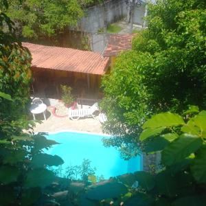 莫罗圣保罗Suítes Viver Bahia Morro Sao Paulo的享有带房屋的游泳池的顶部景致