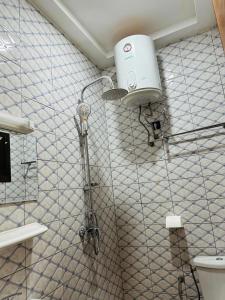 瓦加杜古Villa meublée climatisé en cours unique的带淋浴的浴室和卫生间